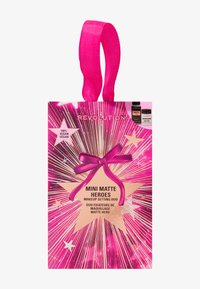 Rosa Verpackung mit glänzender Oberfläche zeigt einen großen goldenen Stern und eine Schleife, mit der Aufschrift "MINI MATTE HEROES" und Produktdetails in fettem Text.