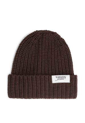 Bonnet en tricot marron foncé avec un revers plié comportant une étiquette en tissu blanc avec le texte "tommy jeans".