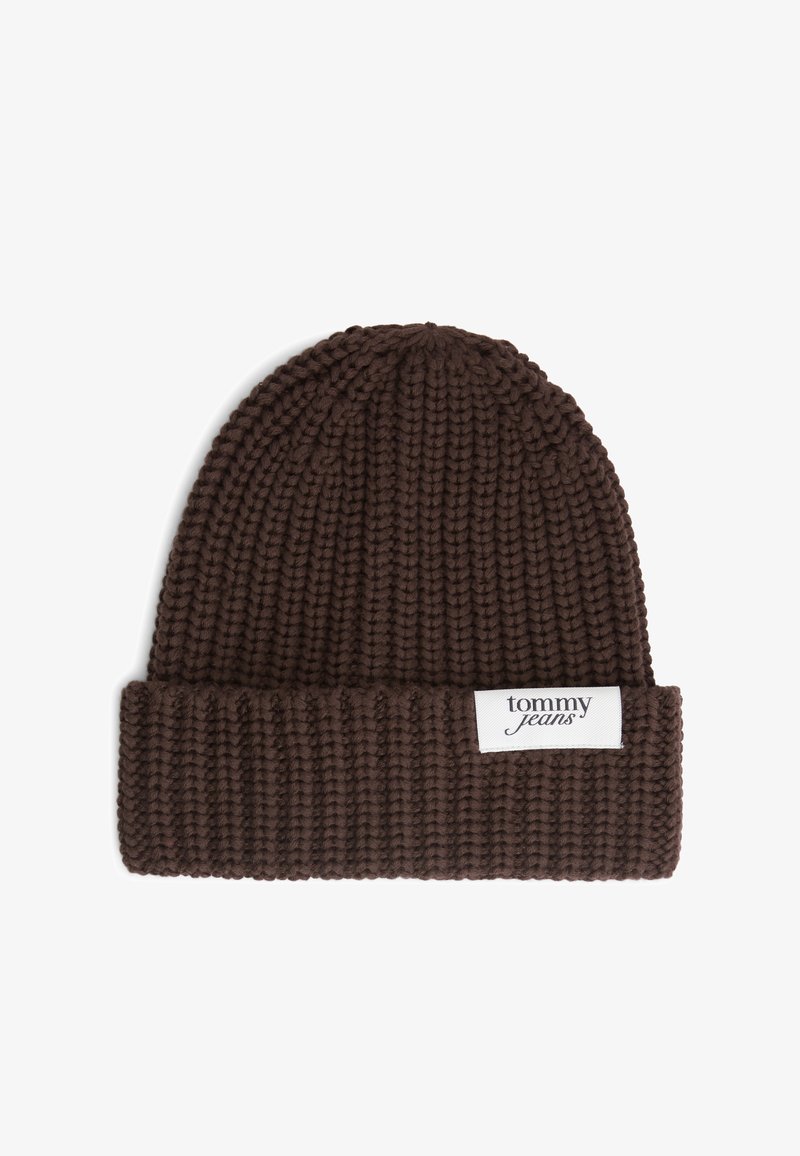 Bonnet en tricot marron foncé avec un revers plié comportant une étiquette en tissu blanc avec le texte "tommy jeans".