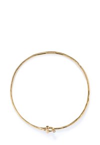 Collar de metal en tono dorado con un diseño retorcido, que cuenta con un detalle de cierre y un pequeño cristal incrustado. Textura suave en todo el collar.