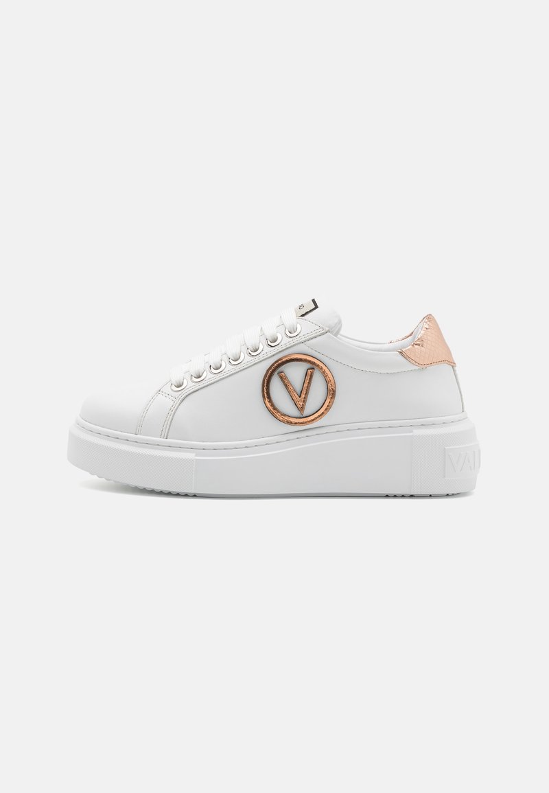 Baskets à plateforme blanches avec logo "V" en rose doré sur le côté et accent talon en rose doré, lacets blancs et semelle texturée.