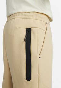 Nike Sportswear Träningsbyxor - beige