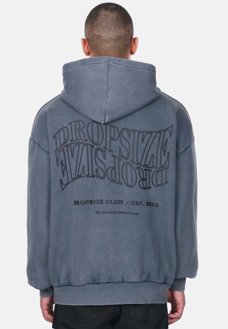 Übergroßer grauer Hoodie aus weichem Stoff, mit großen, stilisierten "DROPSIZE"-Text in Schwarz auf dem Rücken und gerippten Bündchen.