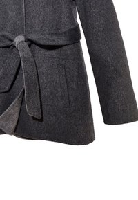 Mørkegrå uldfrakke med et bundet bælte, lommer og en tekstureret finish, med et udvidet design og brede ærmer.