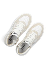 Hoge sneakers met een beige suède en witte leren bovenkant, voorzien van geperforeerde details, witte veters en een logo op de tong.