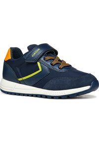 Marineblauwe sneaker met een klittenbandsluiting en oranje accenten. Gemaakt van textiel en synthetische materialen, met een gevoerde zool en een gestructureerde afwerking.