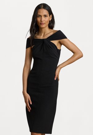 Rochie neagră fără umeri, cu detaliu de corset răsucit, siluetă ajustată, lungime până la genunchi și textură de material neted. Design simplu.