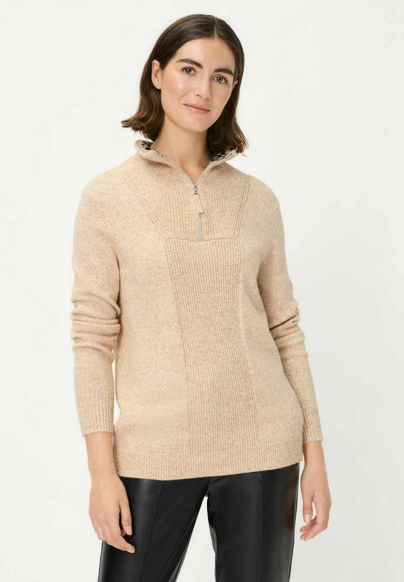 Strickpullover in hellbeige mit einem halben Reißverschlusskragen, strukturiertem Muster, gerippten Bündchen und gerader Silhouette.