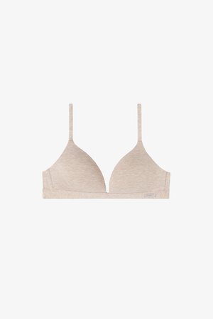 Bralette beige en tissu doux avec une forme triangulaire, des bretelles fines et un design sans couture. Présente une étiquette sur le côté.