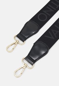 Cinturino in tessuto nero con superficie testurizzata, caratterizzato da dettagli in pelle nera e fibbie in metallo dorato per l'attacco.