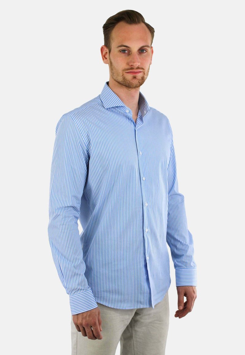 Lichtblauwe en witte gestreepte overhemdd met button-down kraag, lange mouwen en contrasterende manchetten, gemaakt van een gladde stof.
