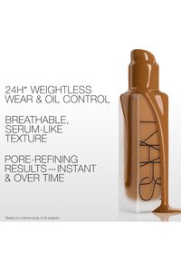 Flacon de fond de teint NARS avec du fond de teint liquide marron s'écoulant, mettant en avant une tenue de 24 heures, un contrôle de l'huile, une texture respirante et des bienfaits pour affiner les pores.
