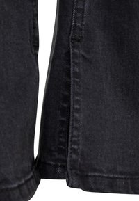 Pantalones vaqueros de mezclilla negra con una textura suave, diseño de pierna recta y detalles de costura visibles a lo largo del dobladillo y las costuras.