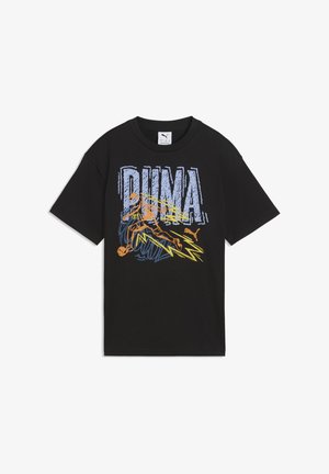 Schwarzes Puma T-Shirt mit einer Grafik eines Basketballspielers, der dribbelt, und gelben Blitzsymbolen unter dem Spieler, Design in Blau, Orange und Gelb.