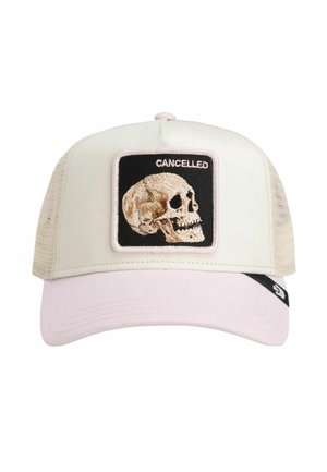 Gorra de béisbol beige y rosa con parte trasera de malla y una parche que muestra una calavera y la palabra "CANCELLED" en el panel frontal.