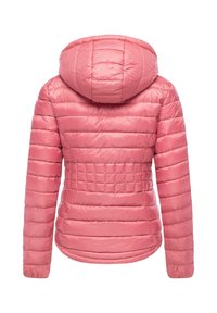 Różowa pikowana kurtka z kapturem, z długimi rękawami i poziomym szwem, pokazana z tyłu na białym tle.