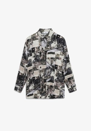 Langärmliges Shirt mit einer Collage aus schwarzen, grauen und cremefarbenen Bildern sowie Text; leichtes Material, lockere Passform und Knopfkragen.