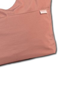 Sac à épaule en tissu rose avec une ouverture arrondie, une surface texturée et une poche avant avec une petite étiquette de logo.