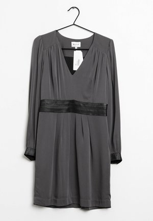 Dunkelgraues langärmliges Kleid mit V-Ausschnitt, plissiertem Rock und schwarzem strukturiertem Taillenband, hängend an einem schwarzen Bügel vor weißem Hintergrund.