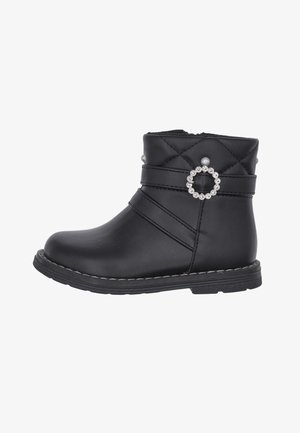 Czarne botki za kostkę wykonane z syntetycznej skóry o pikowanej fakturze, ozdobione okrągłym detalem z cyrkoniami i gumową podeszwą.