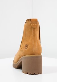 Ruske bokserske gležnjače iz sueda s blok petom, elastičnim bočnim panelima i logotipom na stražnjem dijelu. Imaju teksturiranu potplate za bolju prionljivost.