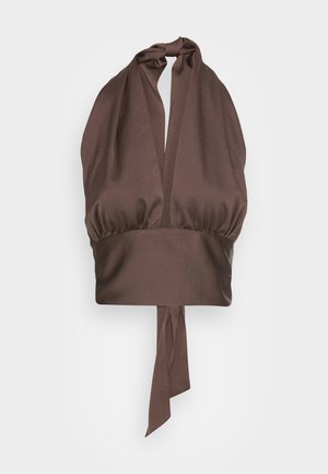 Pruun haltertop, mille kaelus on vabalt seotud; esiküljel on kokku kogutud kangas ja vöökoht on jäigalt istuv, taga on seotud detail.