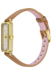 Reloj rectangular de tono dorado con una esfera blanca, que presenta un logotipo de la marca. La correa es de cuero marrón claro con un interior rosa y hebilla.