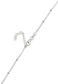 Silberne Kettenarmband mit einem Karabinerverschluss, das kleine runde Perlen an den Gliedern hat und mit einer Verlängerungskette in der Länge verstellbar ist.