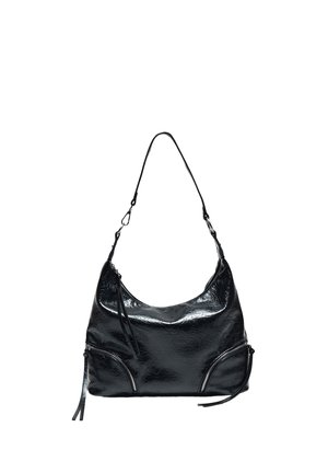 Sac bandoulière en cuir noir avec une seule bandoulière, comprenant deux poches avant zippées et une finition brillante texturée.