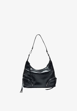 Sac bandoulière en cuir noir avec une seule bandoulière, comprenant deux poches avant zippées et une finition brillante texturée.