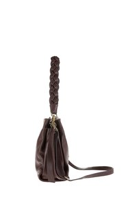 Borsa a tracolla in pelle marrone con manico intrecciato e tracolla lunga regolabile, vista di lato su uno sfondo bianco.
