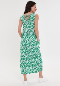 Threadbare BYERS TIERED - Žerzejové šaty - green floral