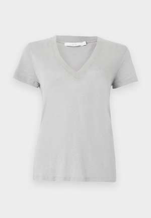 T-shirt cinza com decote em V, feita de tecido macio e leve, com mangas curtas e um ajuste ligeiramente solto. Apresenta um design simples e limpo.