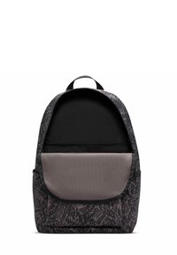 Schwarzer und grauer Rucksack mit einem strukturierten Muster, einer vorderen Klappen-Tasche und einem oberen Griff. Glattes Material mit einem geräumigen Hauptfach.