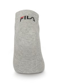 Chaussette chevillère gris clair avec le logo "FILA" en noir et rouge sur le bord-côte, présentée sur fond blanc.