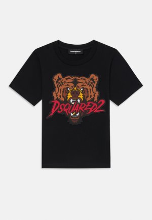 Camiseta negra con un gran gráfico de un oso colorido con dientes expuestos y el texto rojo "DSQUARED2" debajo del diseño. Material de algodón.