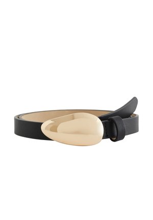 Ceinture en cuir noir avec une boucle dorée lisse, en forme de goutte, brillante, enroulée avec l'extrémité passée dans une boucle.