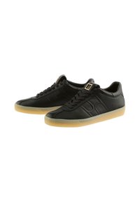 Czarne skórzane sneakersy typu low-top z sznurowaniem z przodu, wytłoczonym logo na boku, złotym prostokątnym detalem z klamrą oraz półprzezroczystymi beżowymi gumowymi podeszwami.