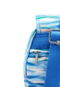 Blå mönstrad ryggsäck med ett slätt, strukturerat tyg, med en sidoficka med dragkedja och ett robust blått bälte.