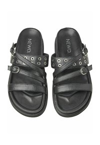 Svarta lädersandaler med korsande remmar, cirkulära metalldetaljer och justerbart spänne. Platt sula med en jämn yta.