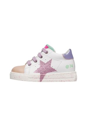 Scarpa da ginnastica bianca per bambini con stella rosa glitterata, lacci viola, linguetta verde pastello, puntale beige e tallone viola, taglia indicata @74.