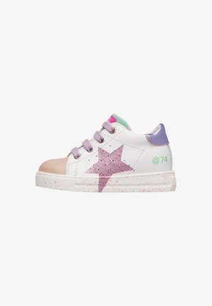 Scarpa da ginnastica bianca per bambini con stella rosa glitterata, lacci viola, linguetta verde pastello, puntale beige e tallone viola, taglia indicata @74.