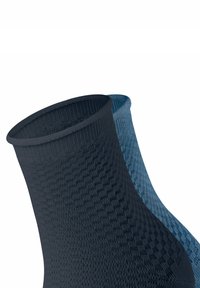 Zwarte en blauwe textiele nekwarmers met een gestructureerd patroon, met een soepele kleurverloop van donkerblauw naar lichtblauw aan de bovenrand.