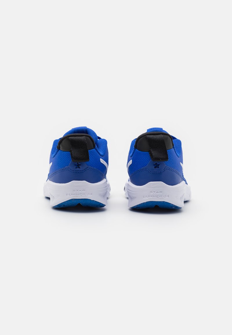 Scarpe sportive blu con tomaia in rete, dettagli bianchi e un tab in pelle nera sul tallone. Presentano una suola imbottita e un marchio sul retro.