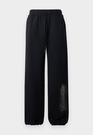 Juodi sportiniai šortai su elastingu juosmeniu, keičiama virvele ir surinktomis rankovėmis. Kairėje kojoje yra blizgučių tekstas.