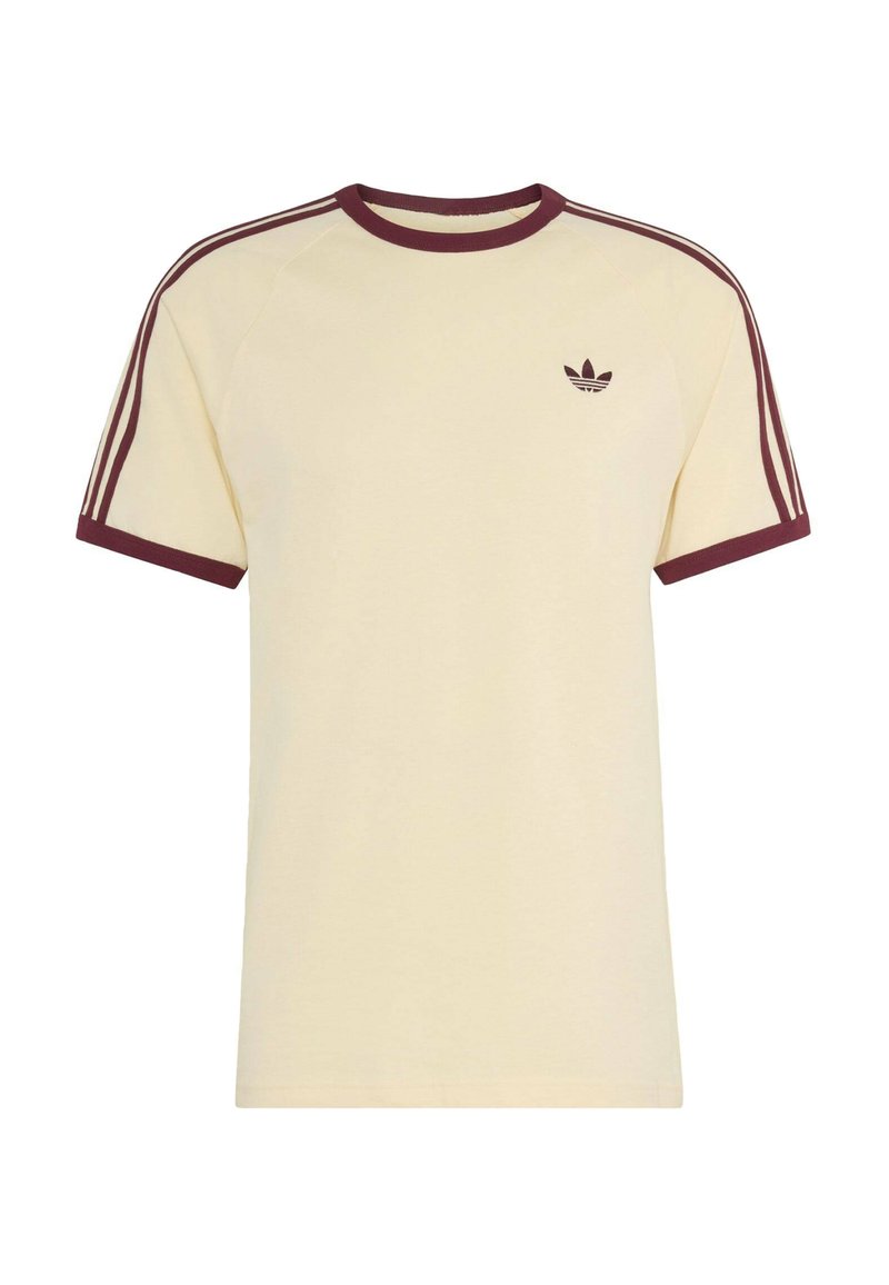 Camiseta crema de manga corta con ribete burdeos en el cuello y los puños, tres rayas burdeos en las mangas y pequeño logo de Adidas en el pecho izquierdo.