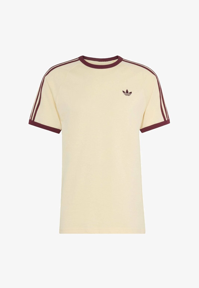 Kremfarvet t-shirt med korte ærmer med burgunders trim ved krave og ærmekanter, tre burgunder striber på ærmerne og lille Adidas-logo på venstre bryst.