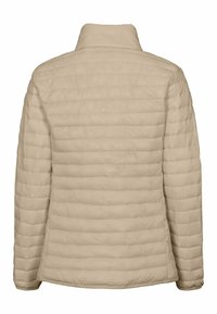 Beige pūšļa jaka ar augstu apkakli, ar horizontālām quiltēšanas līnijām un gludu tekstūru. Vienkāršs dizains, bez redzamām detaļām vai akcentiem.