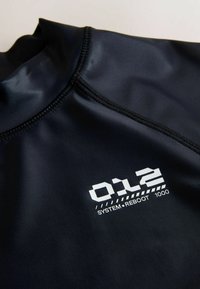 Unselected, black lightening bolt