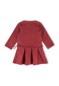 Bordeauxfarbenes langärmliges Kleid mit ausladendem Rock, hergestellt aus einem weichen Stoff. Verfügt über eine geraffte Taille und Etikettendetails. Glatte Textur.